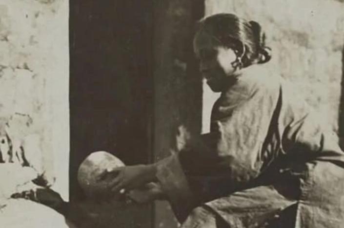 1902年，一名外国摄影师，正在北京郊外采风。忽然，看到有妇人拿出一颗人的头骨，