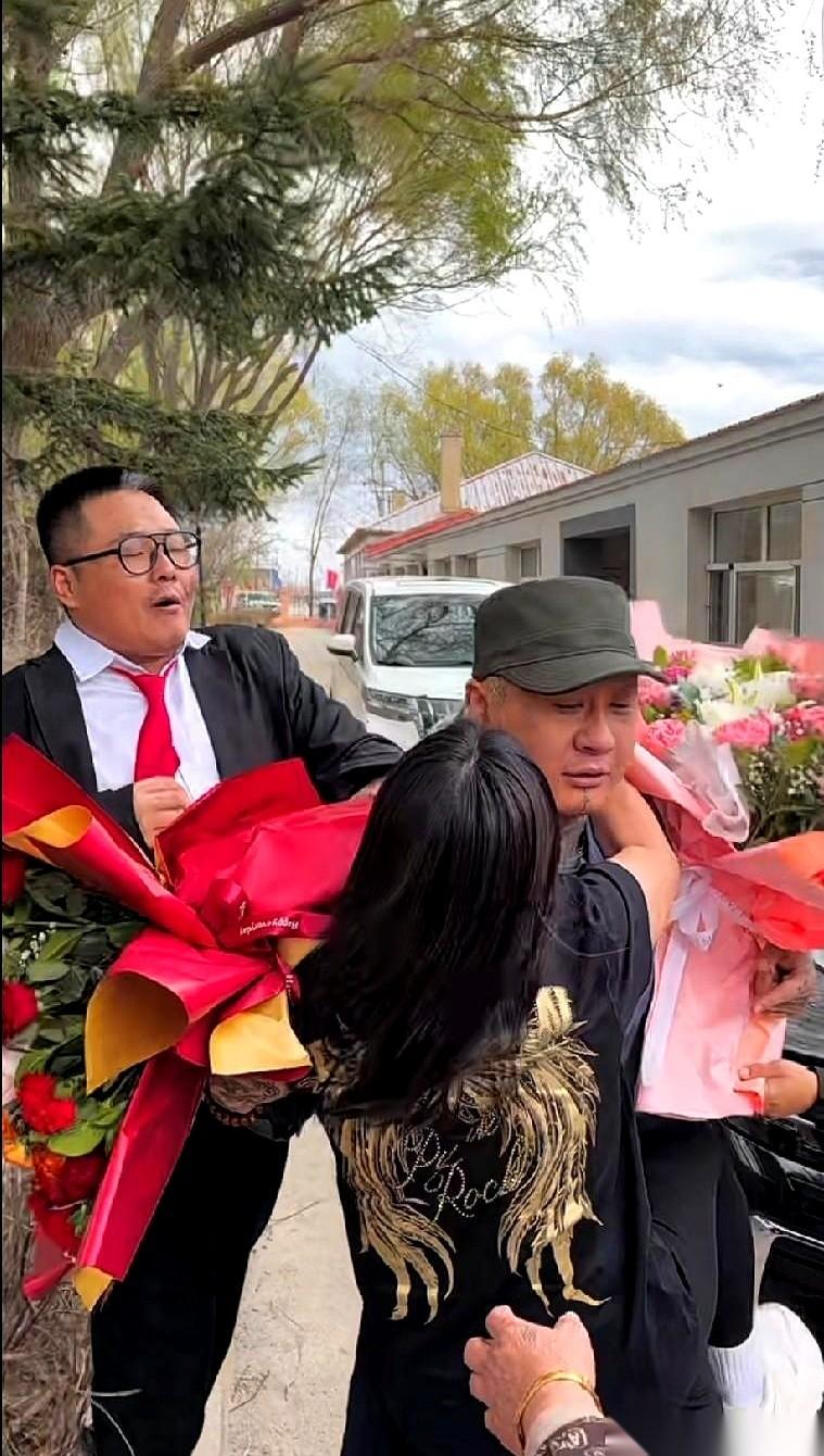 网红方丈突然不干了，说要回重庆买房，搞说唱。这话砸过来，他身后那个叫大地的哥们