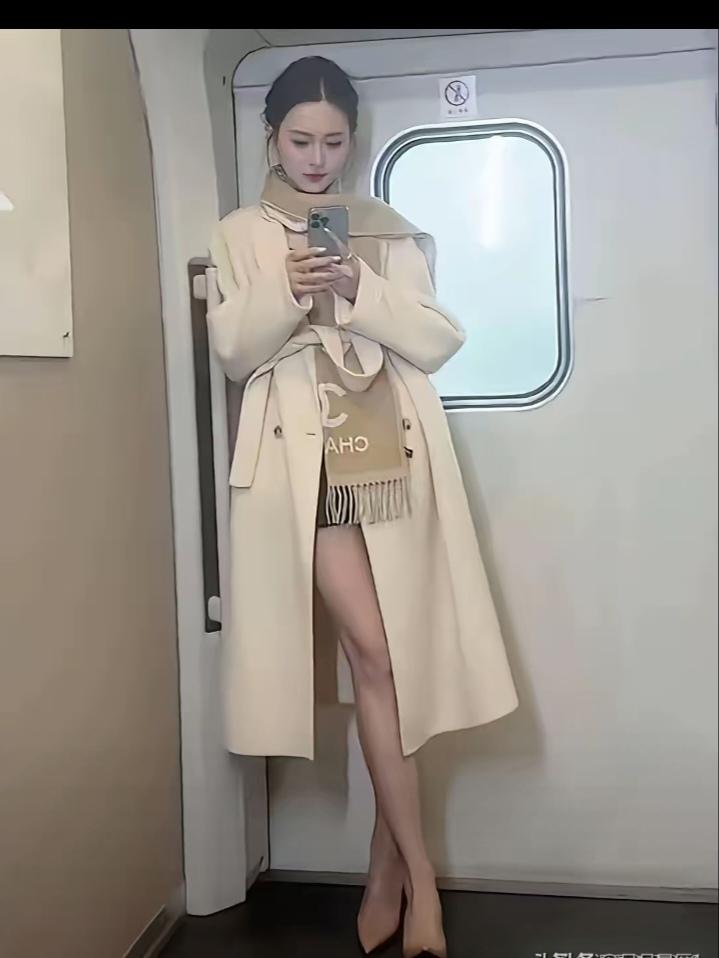 坐高铁的时候撞见一位美女，真的是从头惊艳到脚，一上车就吸引了一车厢人的目光。不管