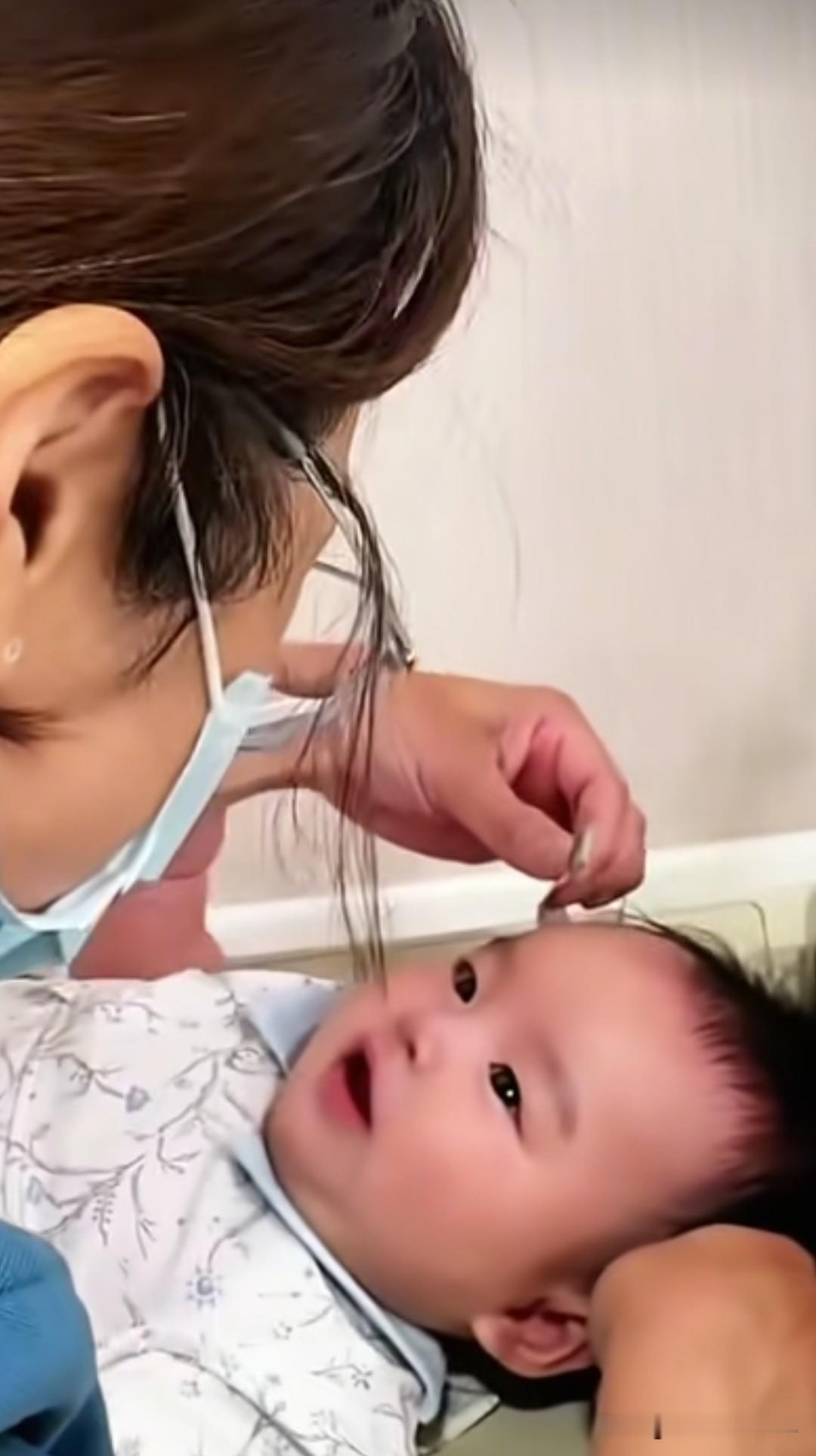 马筱梅的儿子汪吉辰今天去儿科特约门诊打疫苗了，汪宝还以为出来玩儿呢？前一秒笑得好
