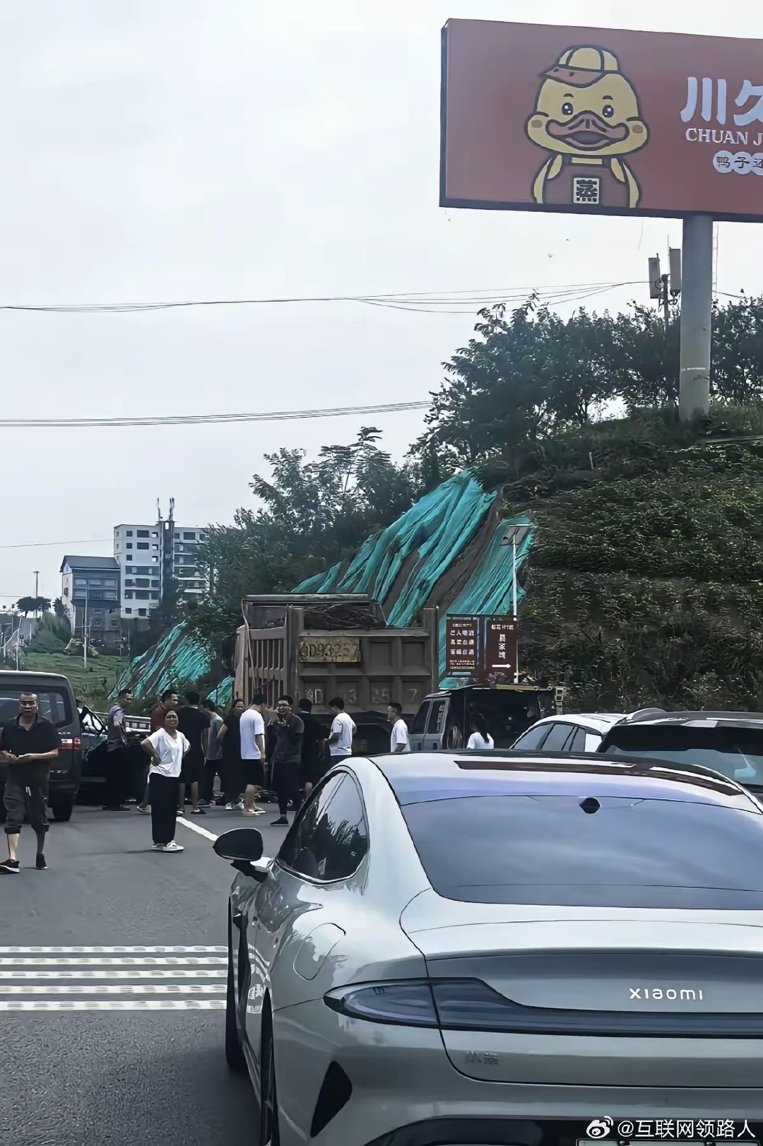 A柱都撞变形了车子却没有起火，说它是千万以内最好的车应该不为过吧？不过这么一台车，车主为什么没有配备
