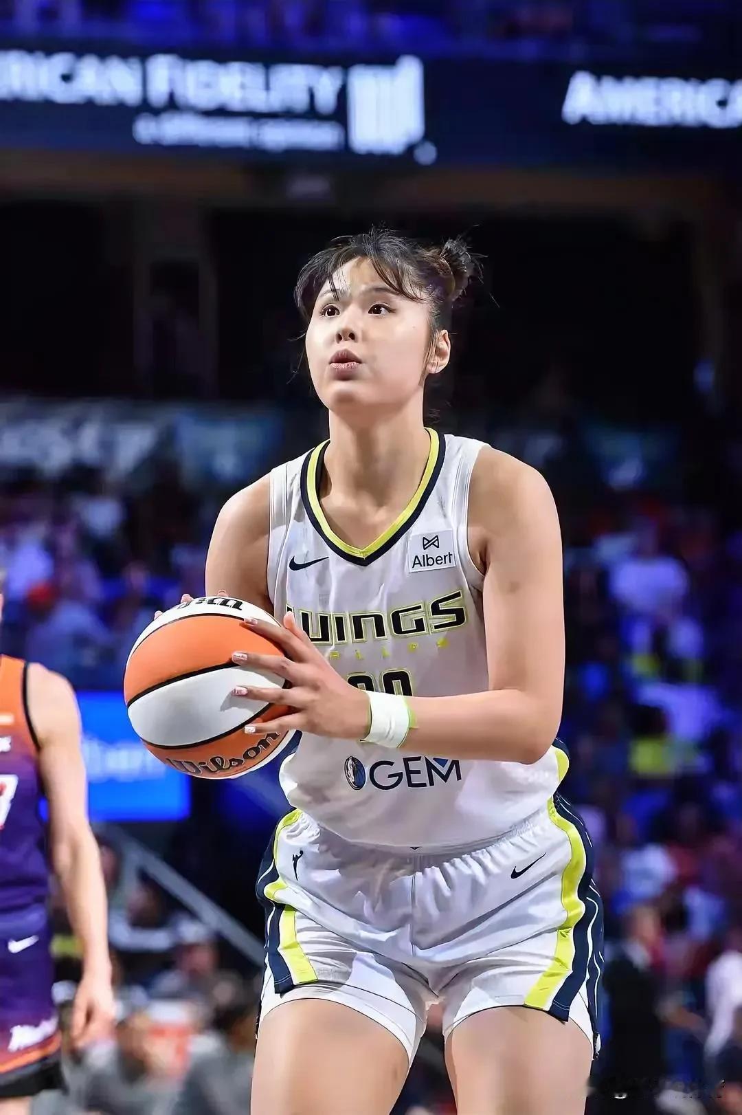李月汝终于起飞了！今天的WNBA常规赛，达拉斯飞翼以81-80险胜印第安纳狂热，