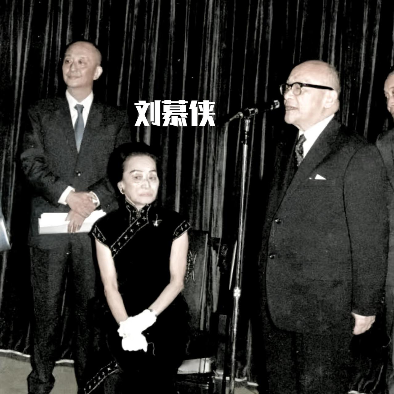 70年代，马鸿逵的姨太太刘慕侠，到访台北，留下了这张难得一见照片。镜头里的她端坐