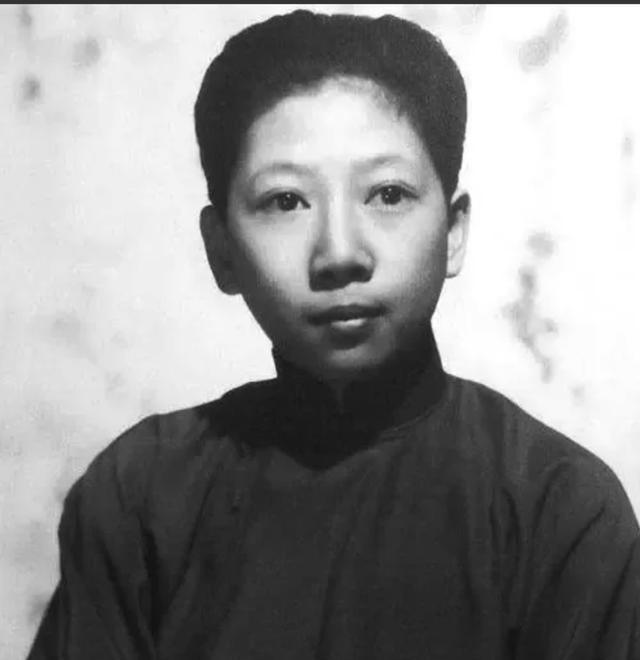 1946年，孔二小姐穿上女装逛街，却被龙云的儿子调戏！她大怒，就拔枪而射，龙云的
