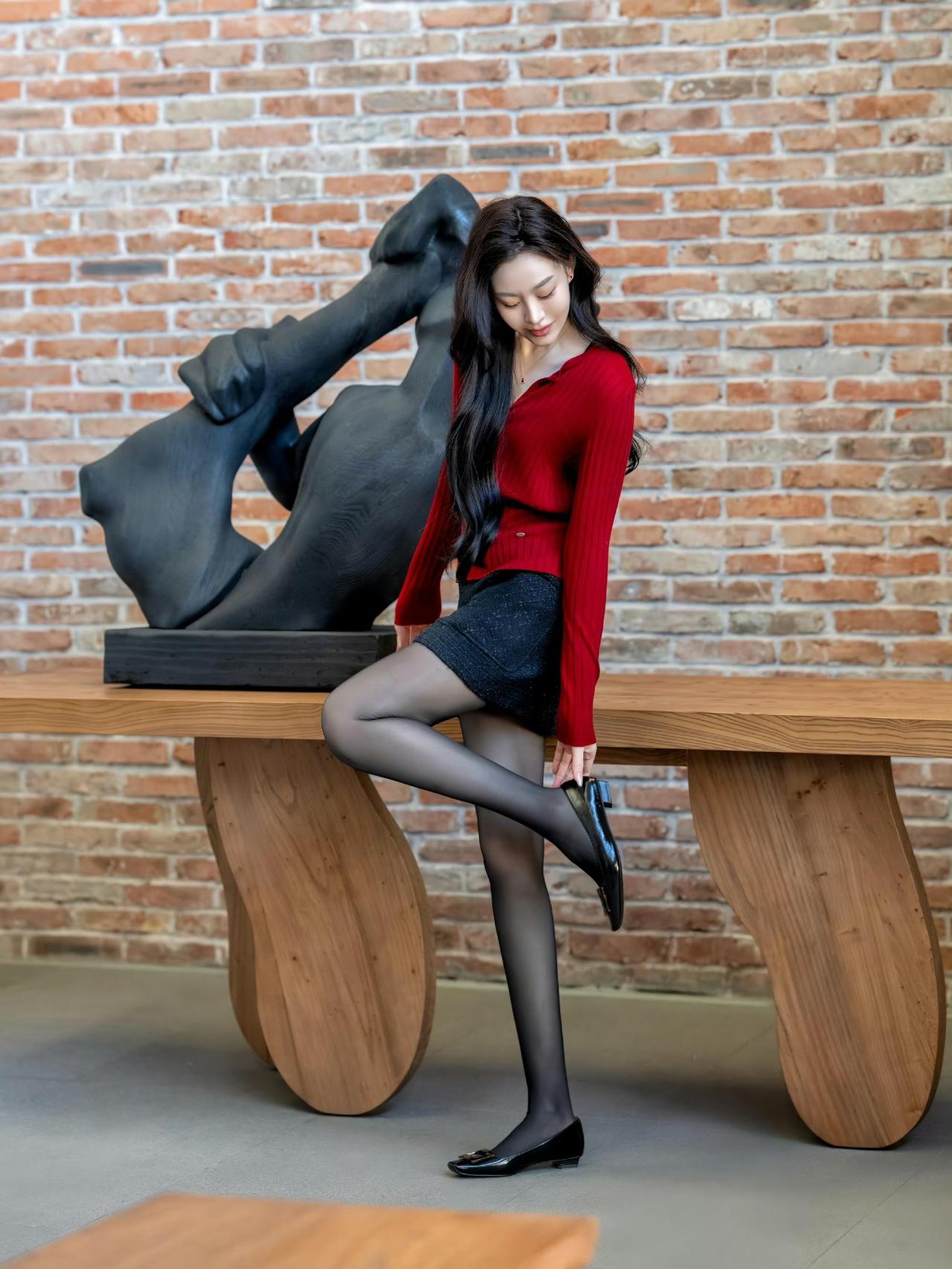 这套红黑搭配好亮眼！酒红针织衫+黑色短裙的组合，用浓郁的红色衬出好气色，漆皮小跟