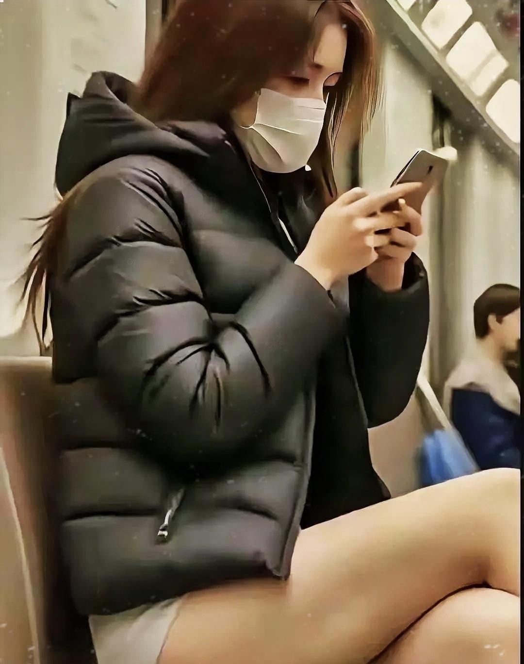 前两天在地铁上看见个姑娘，上身裹着加厚羽绒服，下身却穿超短裤露出膝盖。旁边乘客都
