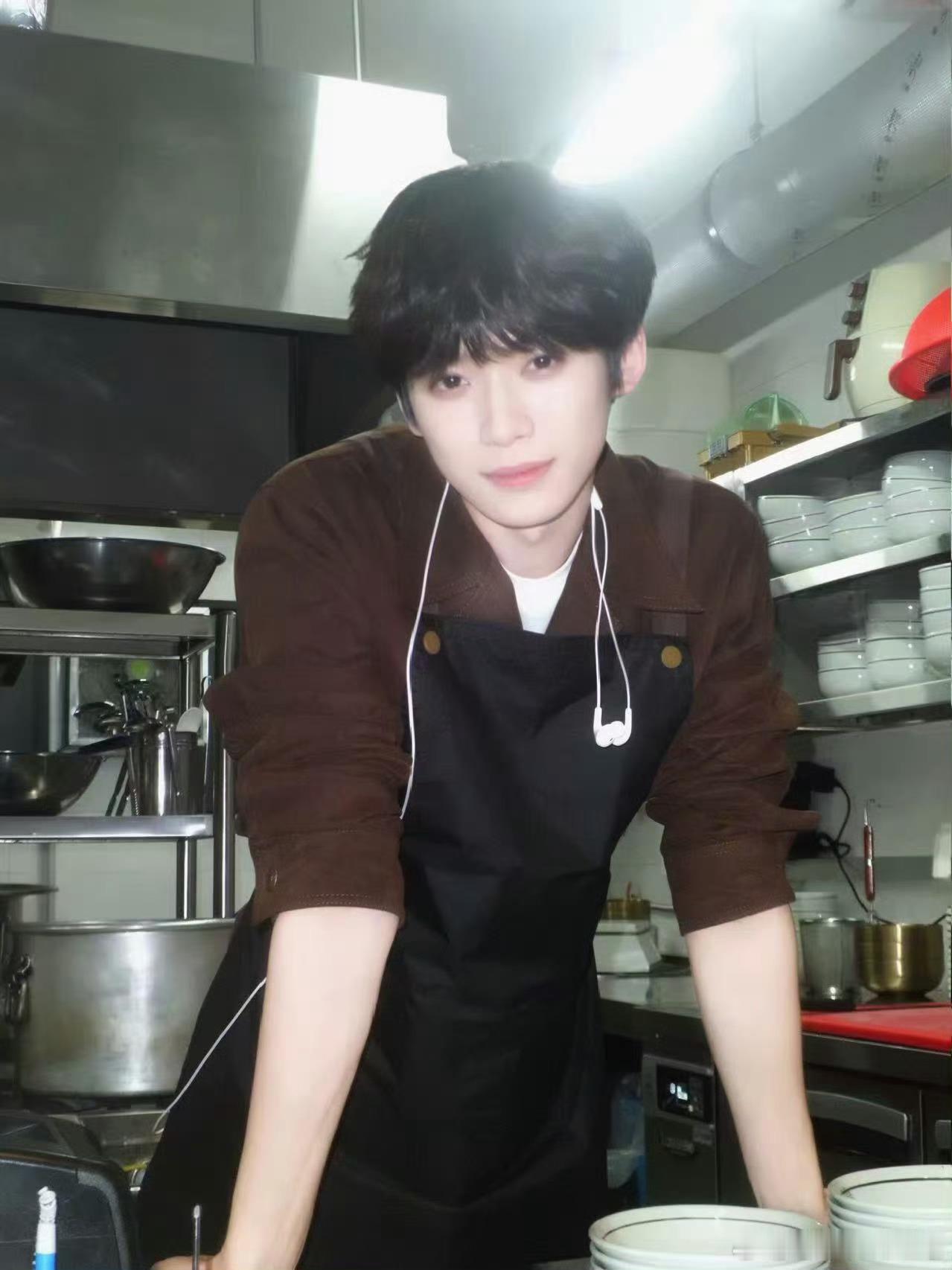 梓渝青春疼痛文学男主即视感看到这几张图我已经先吻上了，这样一双水汪汪的眼睛直