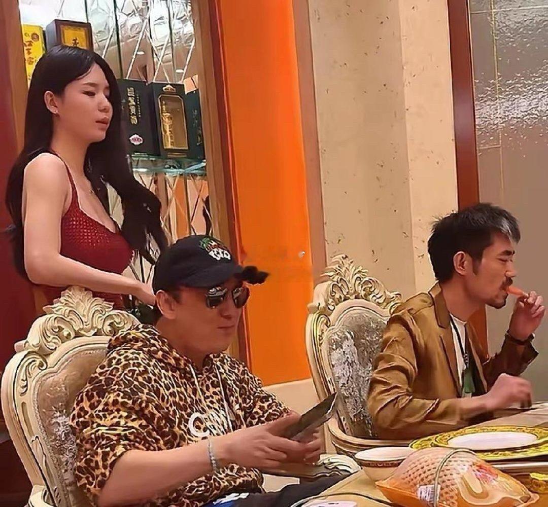 王思聪的模仿者与朋友聚餐时的一幕神似