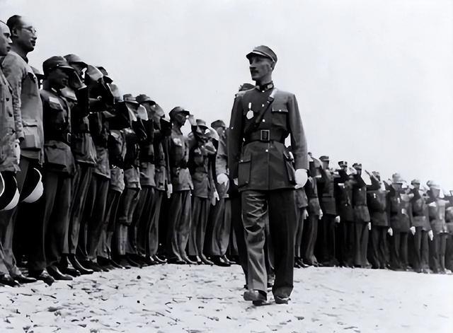 1949年小诸葛白崇禧向蒋介石献策：既然败局已定，与其飞往台湾不如南下干掉越南…