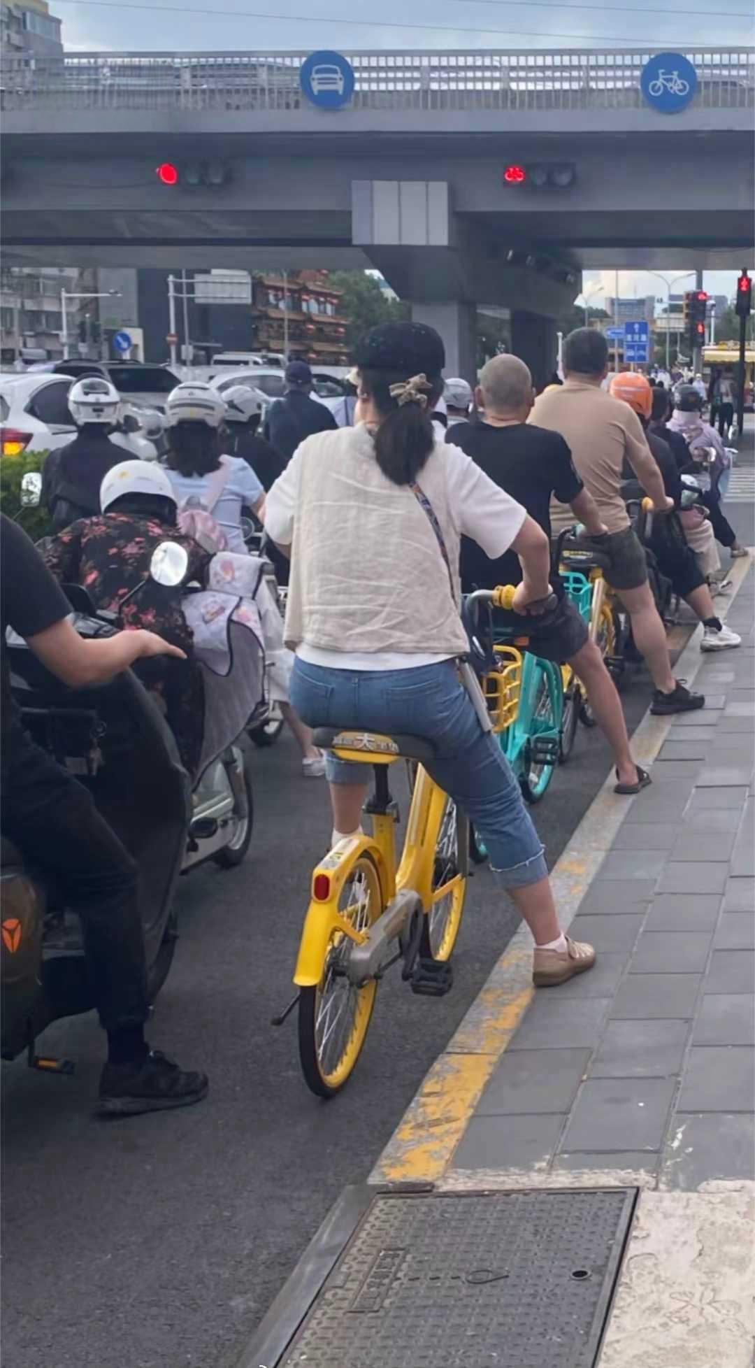 你们骑车也是右脚站地吗