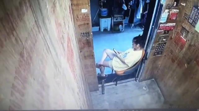 刷到件事，感觉此女简直就是胆大包天。沧州一女子把椅子摆在电梯轿厢门口，人坐在