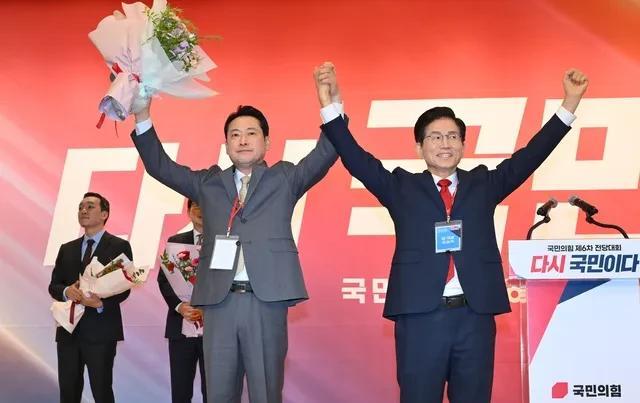 快讯：反对弹劾前总统尹锡悦并拥护极右人士全韩吉的国民力量党议员张东赫（图左）26