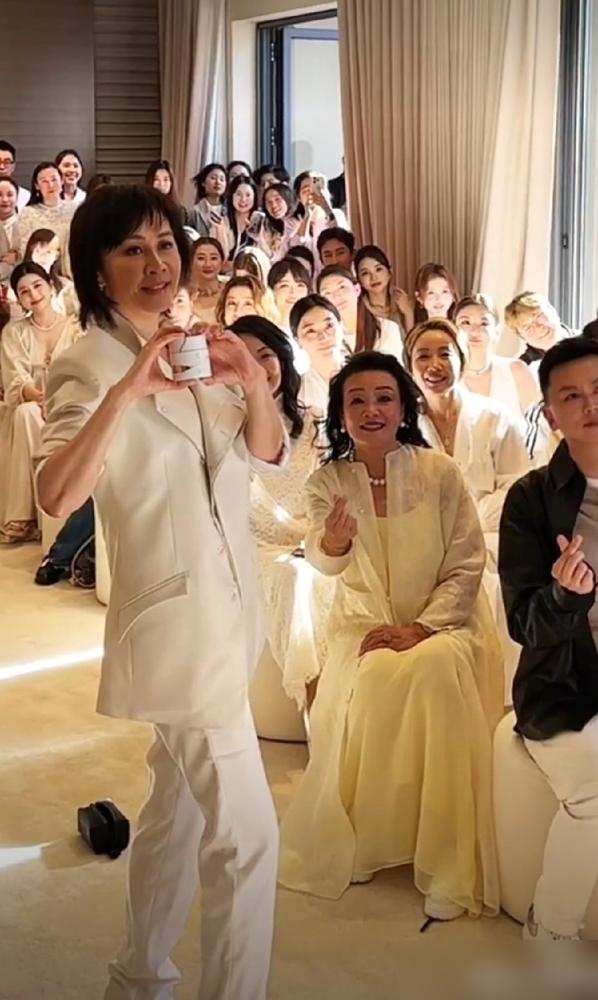 那个有洁癖洁到骨子里的刘嘉玲，你敢信吗？她让两只大狗舔她的下巴，还笑得一脸宠溺。