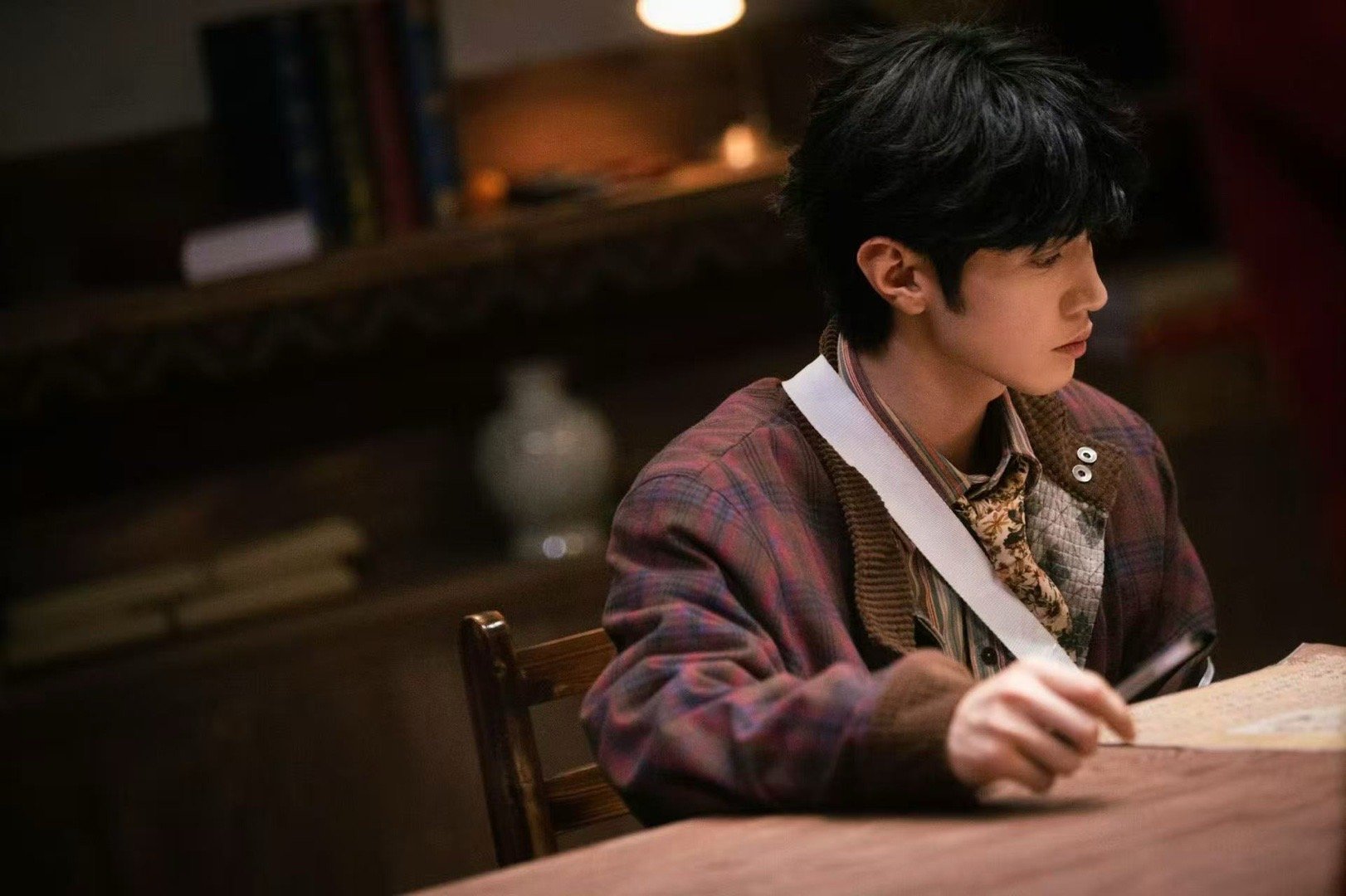 陈哲远大侦探复古风穿搭大侦探建议把陈哲远这身民国侦探装直接送进博物馆，标题就叫：