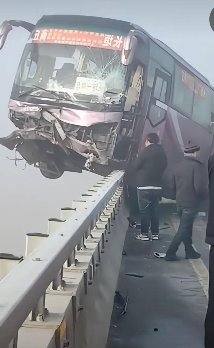 好家伙，这大过节的，突然就来了这么惊险的一出。听说是长垣到商丘的车，应该是在河南