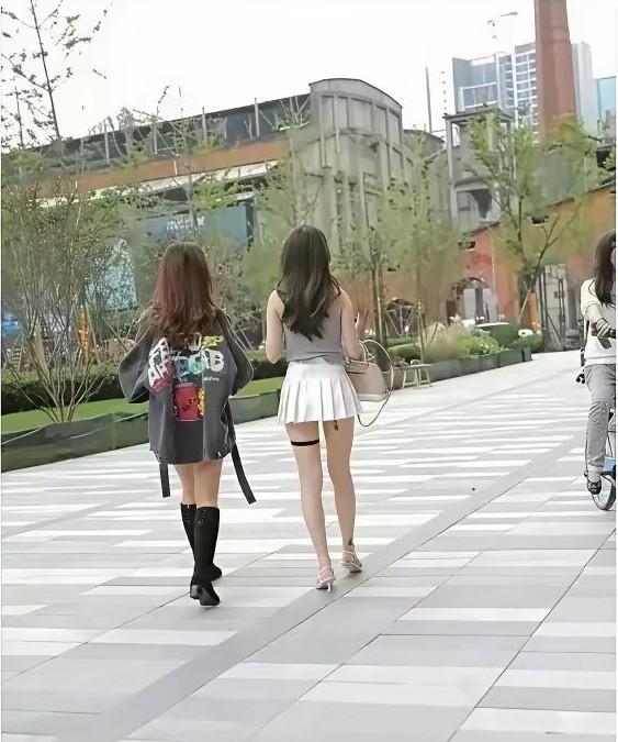 这么好看的小姐姐为啥呀？不懂就问，女生腿上绑条带子有什么用途？[捂脸哭]#记