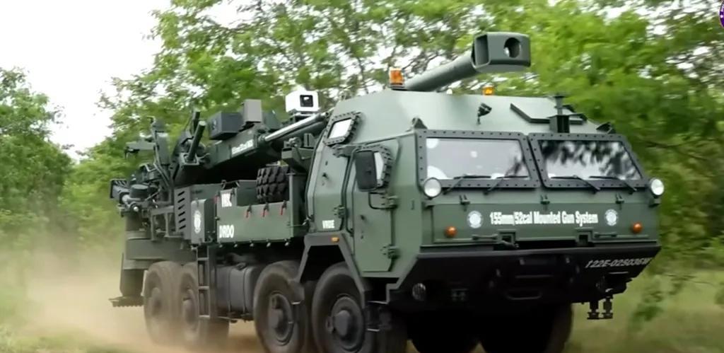 印度炮兵玩起了高端货！这是印度陆军最新的国产155毫米榴弹炮，采用一个8X8底