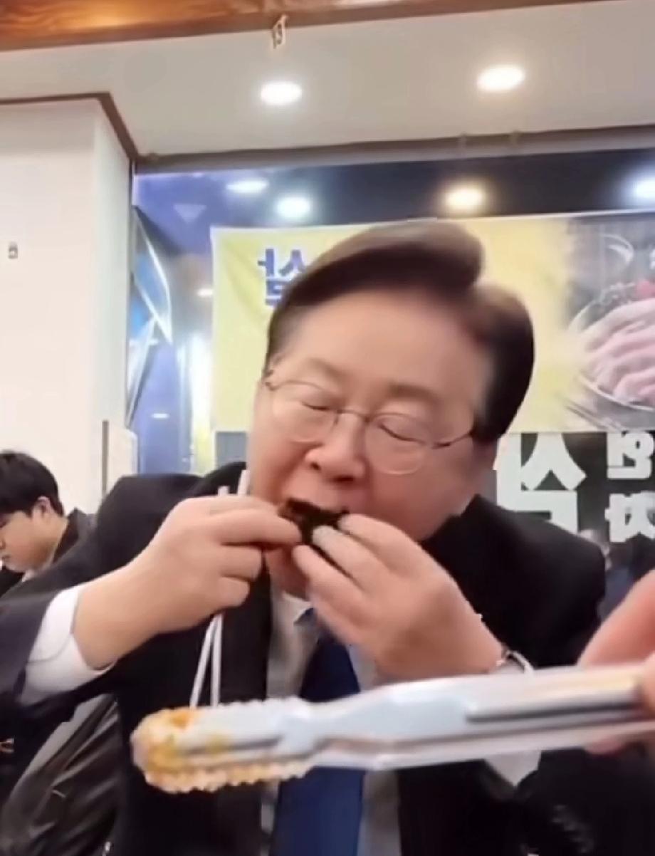 韩国总统李在明去餐馆吃饭，知道有人在录像，可他满不在乎，吃饭动作极其夸张，很随意