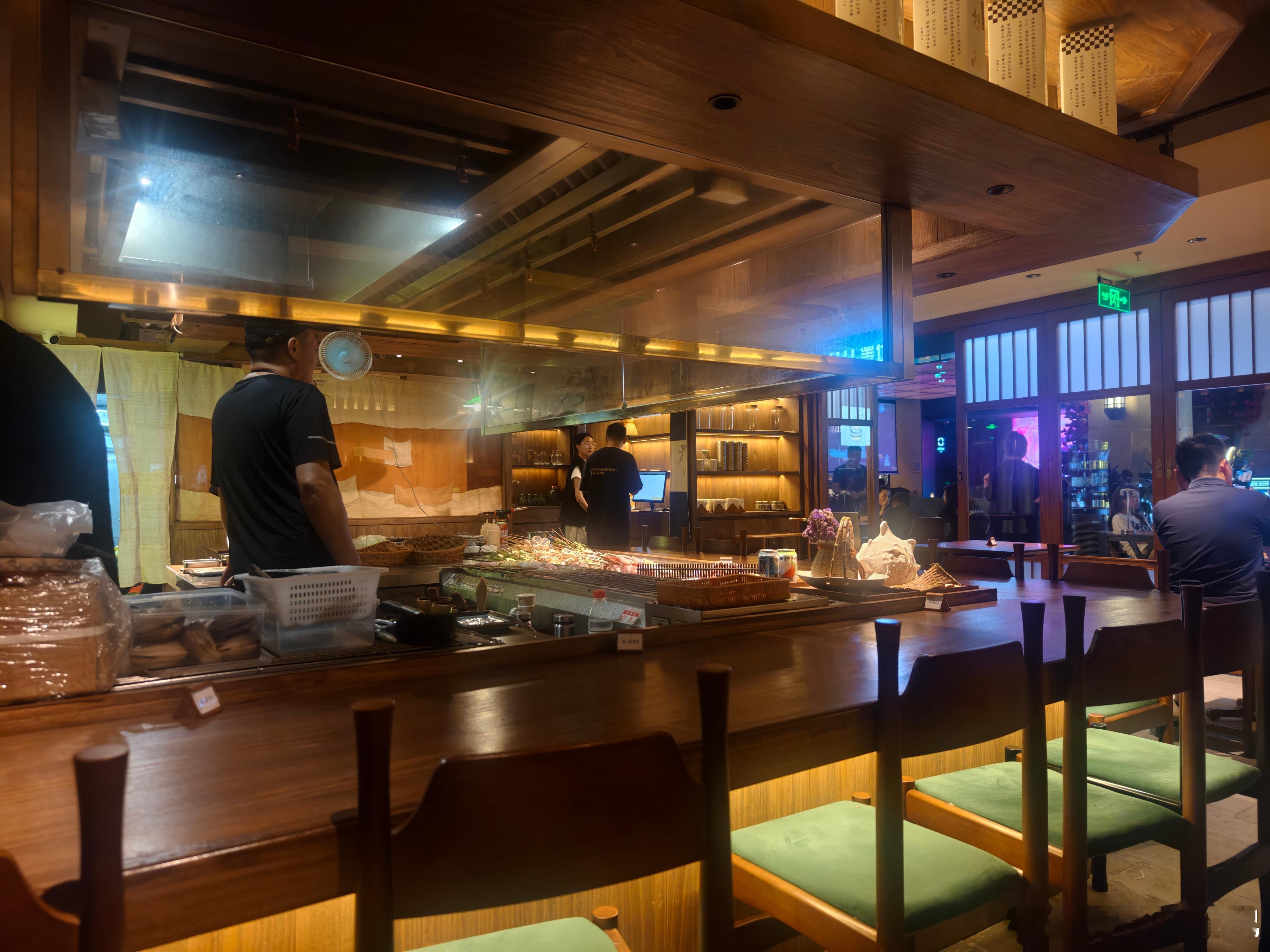 来朋友新店吃点味道确实不错，刚开业生意就火爆这也归功于老店的积累，对于爱吃生腌的