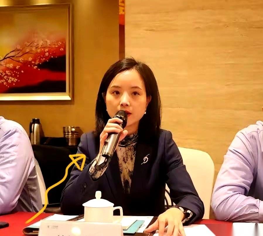 喻恩泰被狗仔跟了。跟的还不只是他，还有他身边一个女的。更绝的是，这女的是个大