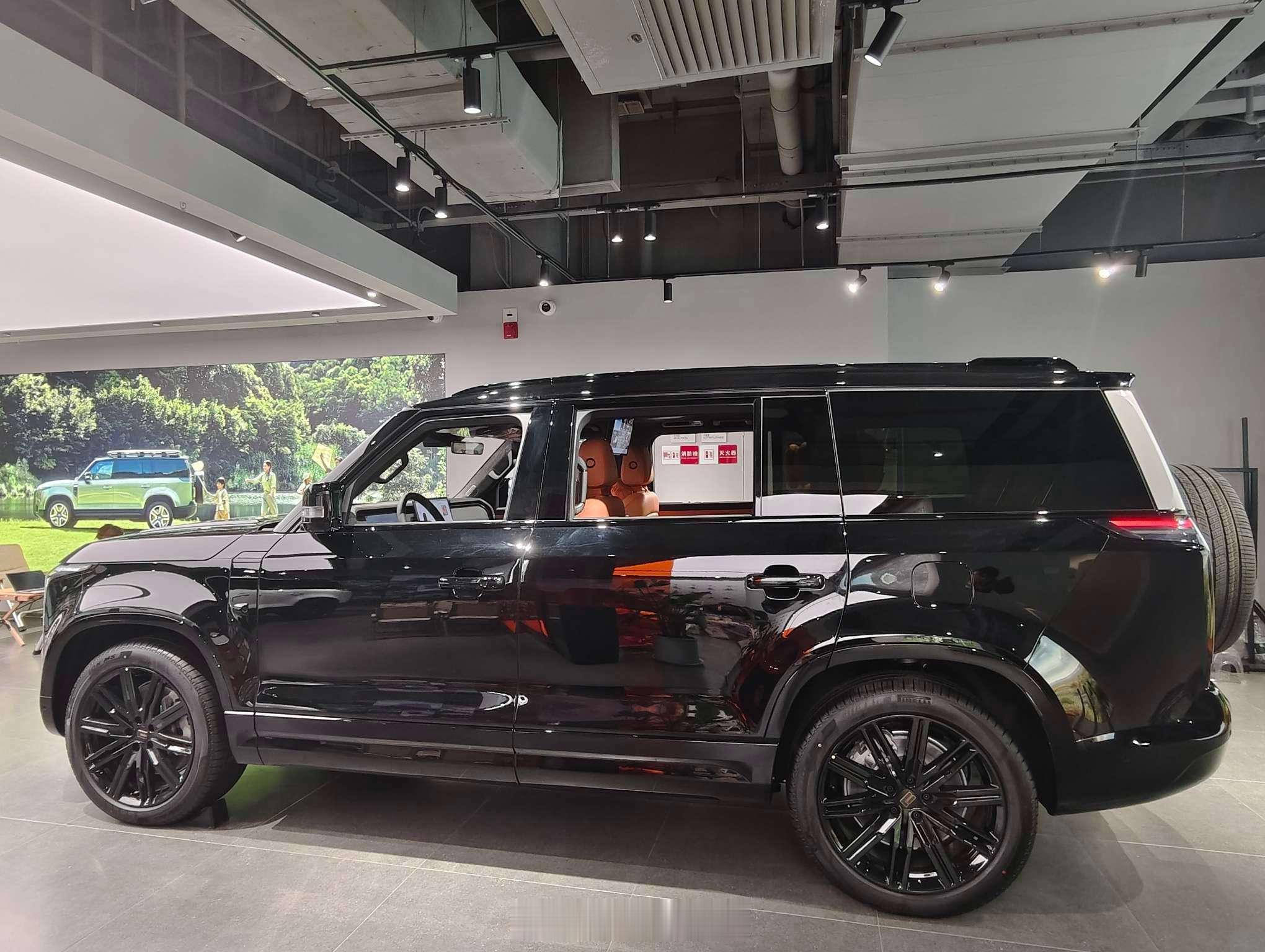 这车后备箱能装下整套露营装备，车顶还能拓展行李架，周末带家人去野外真的能当个移动