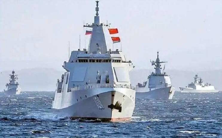 别再吹“第一岛链”了！055万吨大驱带队穿海峡，这波破局太硬核！日本防务省刚