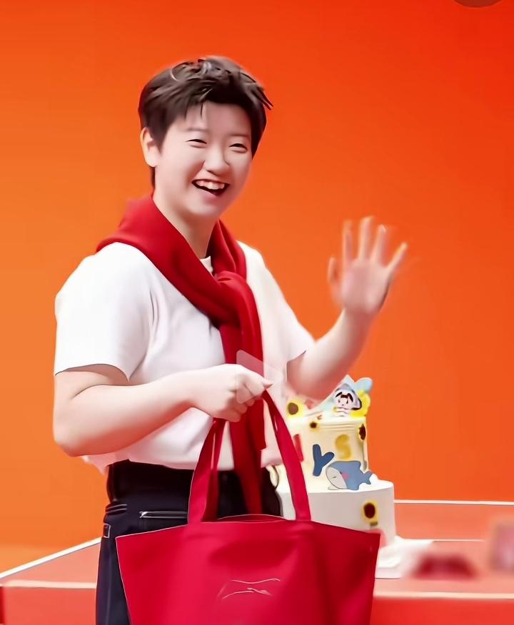 莎莎的笑，真的能治愈一切烦恼。她的笑容特别干净、特别真诚，像小太阳一样，看着就舒