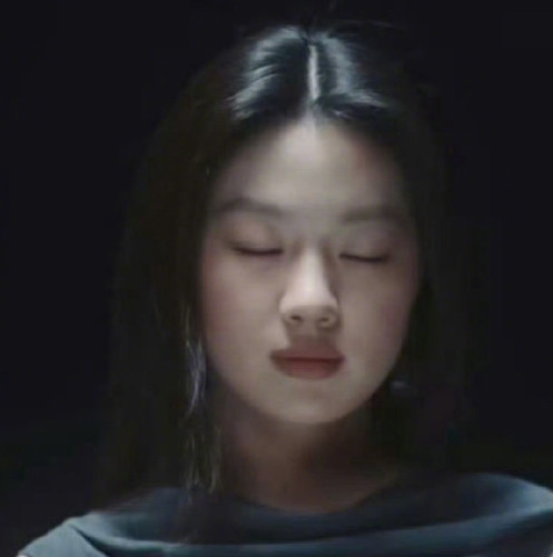 单依纯王菲造型 飘逸长发拂过耳畔，似王菲的空灵余韵；眼神流转却藏不住单依纯的锐