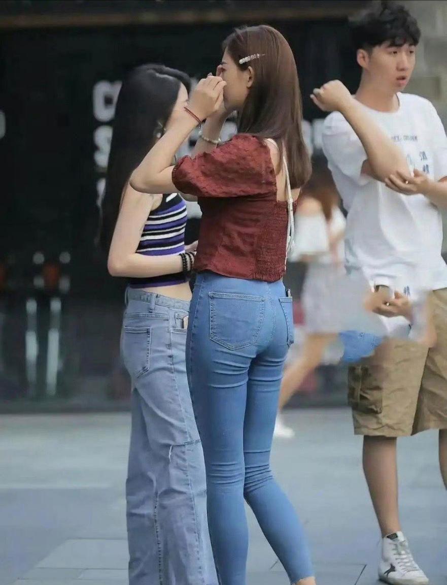 逛街偶遇到的美女。这种牛仔裤真好看，身材修长，优雅大方，百搭时尚，让人从容不迫
