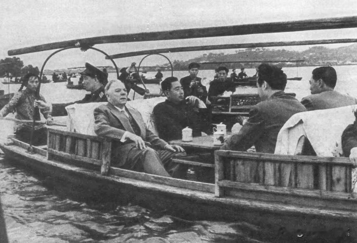 1957年4月25日，苏联前领导人苏维埃主席团主席克利缅特、优罗希洛夫来华访问，