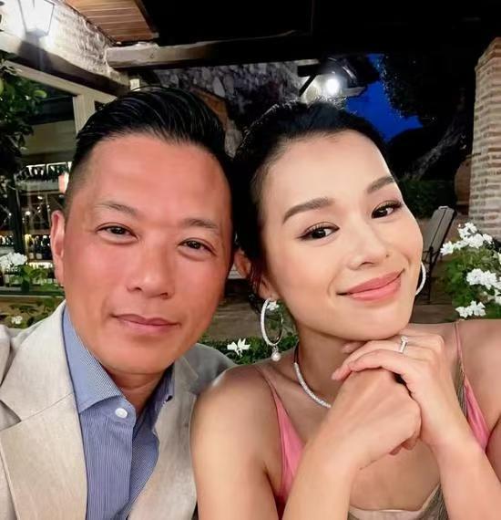 胡杏儿介意老公和别人的女人在夜店拥抱，她在装不生气。但接受采访的微表情不是生气老