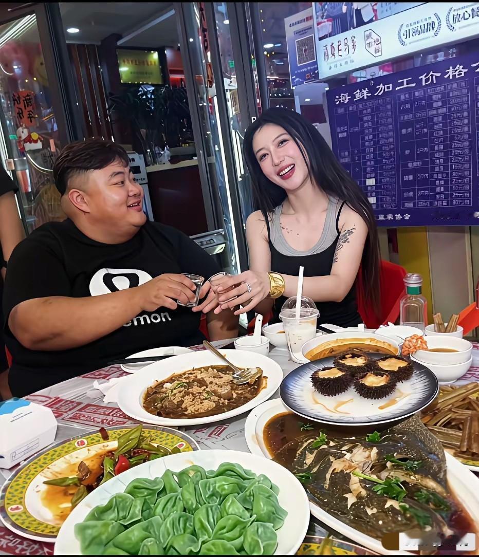 这胖哥心里面肯定很高兴，旁边坐着这么漂亮的一个姑娘，是谁谁也会很开心的。看着两人