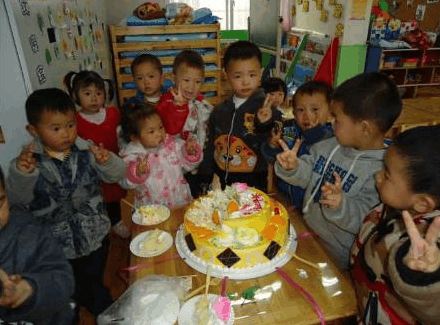 孩子在幼儿园就学会攀比? 这位老师的做法引咎辞职