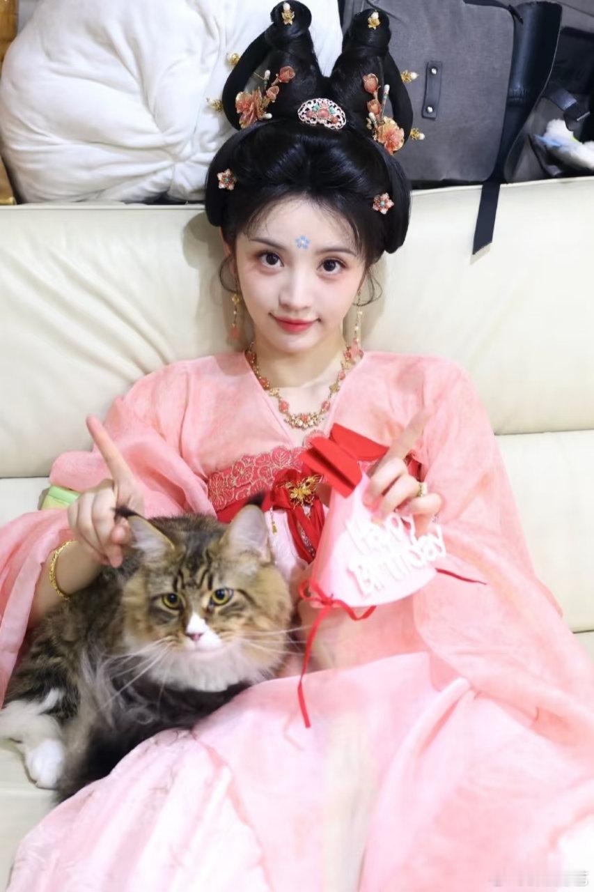 田曦薇子夜归人生镜头《子夜归》里田曦薇饰演的猫公大人，灵动与魅惑并存！慵懒抬眼