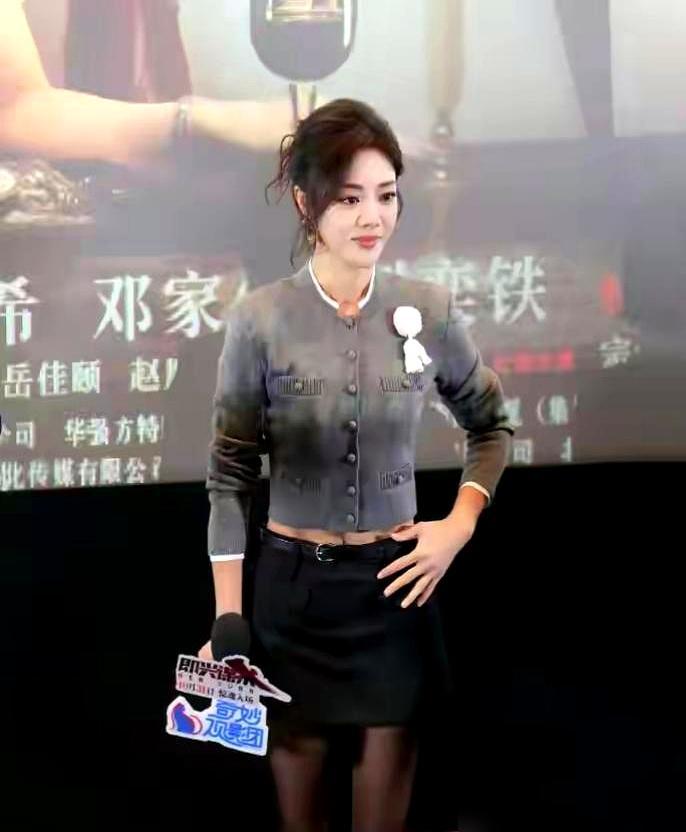 秦岚一条黑丝，直接捅穿了职场的天花板。以前，这玩意儿就是个定时炸弹。穿上，