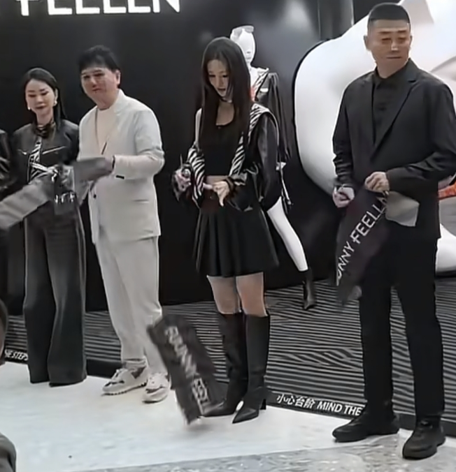 近日，金晨受邀为品牌方剪彩，剪下彩带后却直接将其丢在地上。旁边的老板看到这一幕，