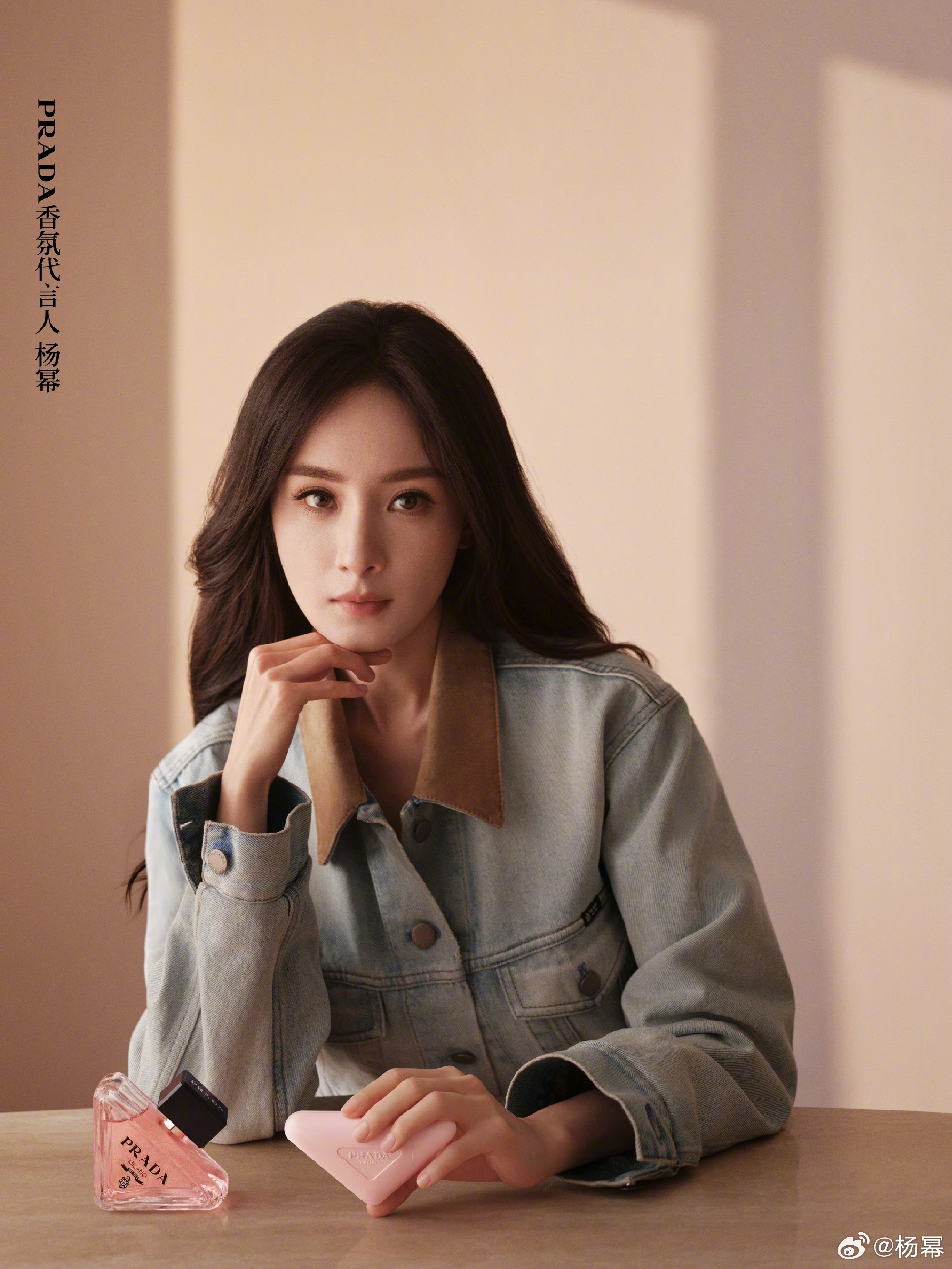 杨幂杨幂Prada成衣与Prada美妆点赞双双百万🐮