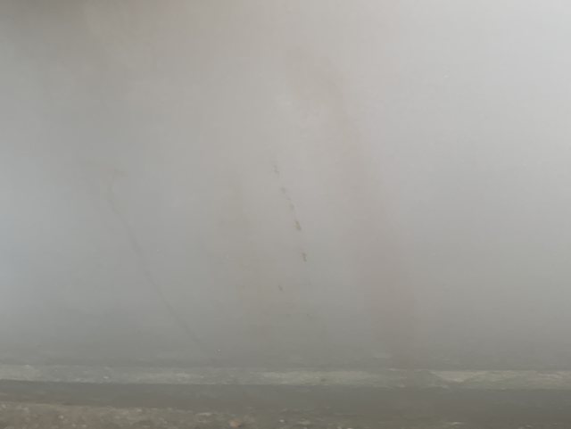 红布染了车漆怎么办新车刚提第七天，晚上下了一夜雨，早上起来发现红布褪色顺着车子