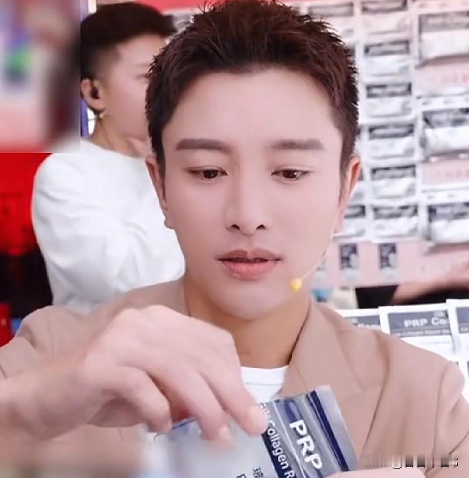 我买过贾乃亮直播间的面膜，跟旗舰店同款面膜，在正常使用时明显有不一样的感觉。