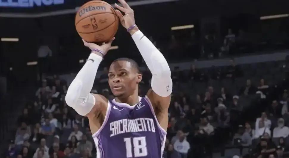 威少最后五分钟的数据摆在那儿：3.4分、46%命中率、39%三分，全比上赛季高。