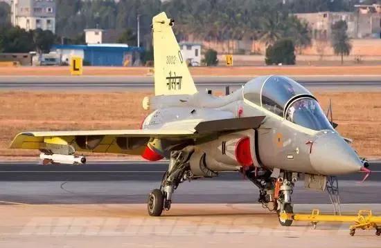 光辉在迪拜航展被爆出漏油、随后坠毁。记者：听说你们来迪拜参展的飞机漏油?印度