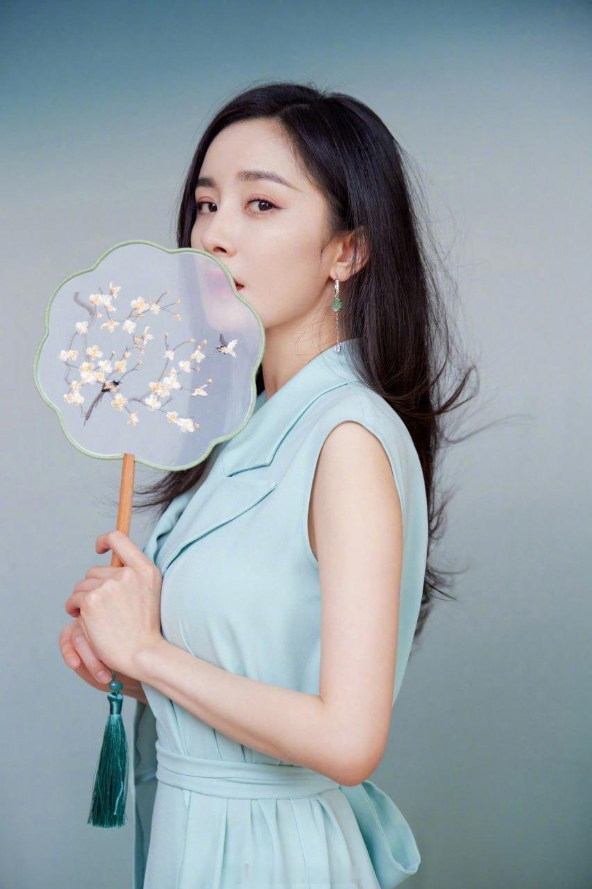 杨幂温柔的色彩穿搭​​​