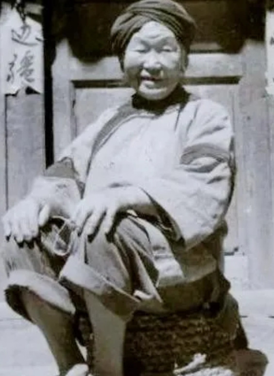 1943年，日伪军怀疑一女乞丐是地下党，强迫她脱衣检查，没想到，女乞丐拿出一物件