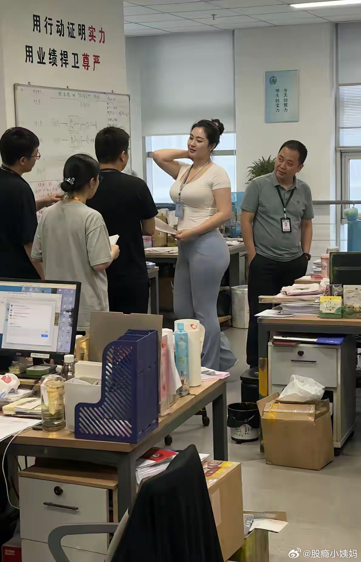 如果公司有这样的美女同事你会每天都准点上班吗？