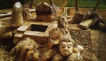 1990年，一工人爬上银川一座古塔，意外发现一洞穴放满珠宝，当他伸手准备去掏时，