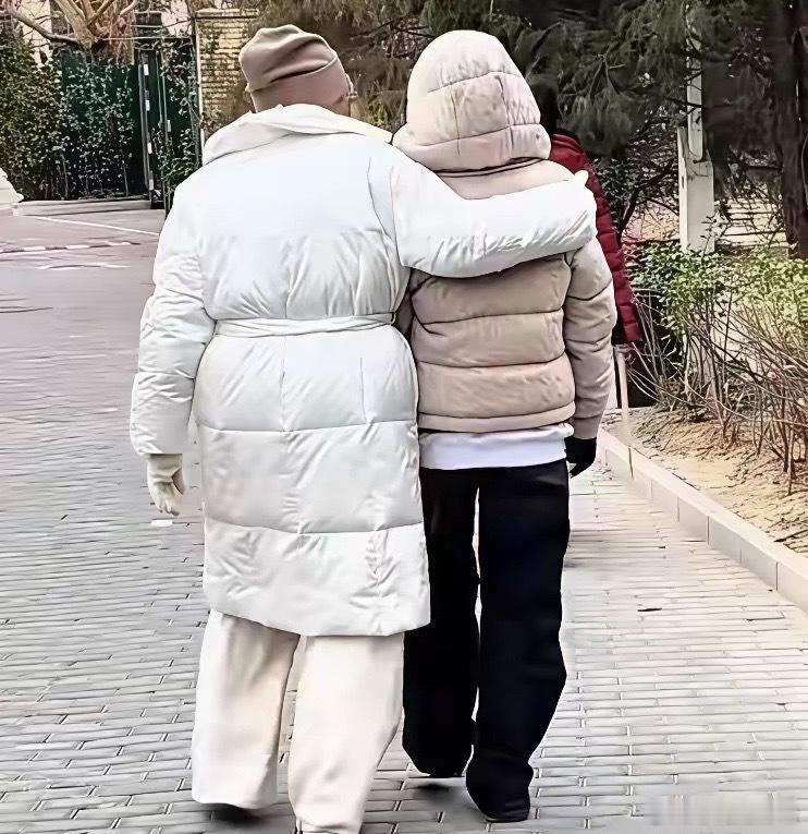 大S女儿小玥儿，穿1万4的羽绒服，实现真正的富养！大S如果看到这一幕，一定很欣慰