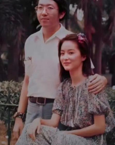 1978年，24岁的林青霞与他的男朋友在公园里，这个人叫赵宁，林青霞第一次对外承