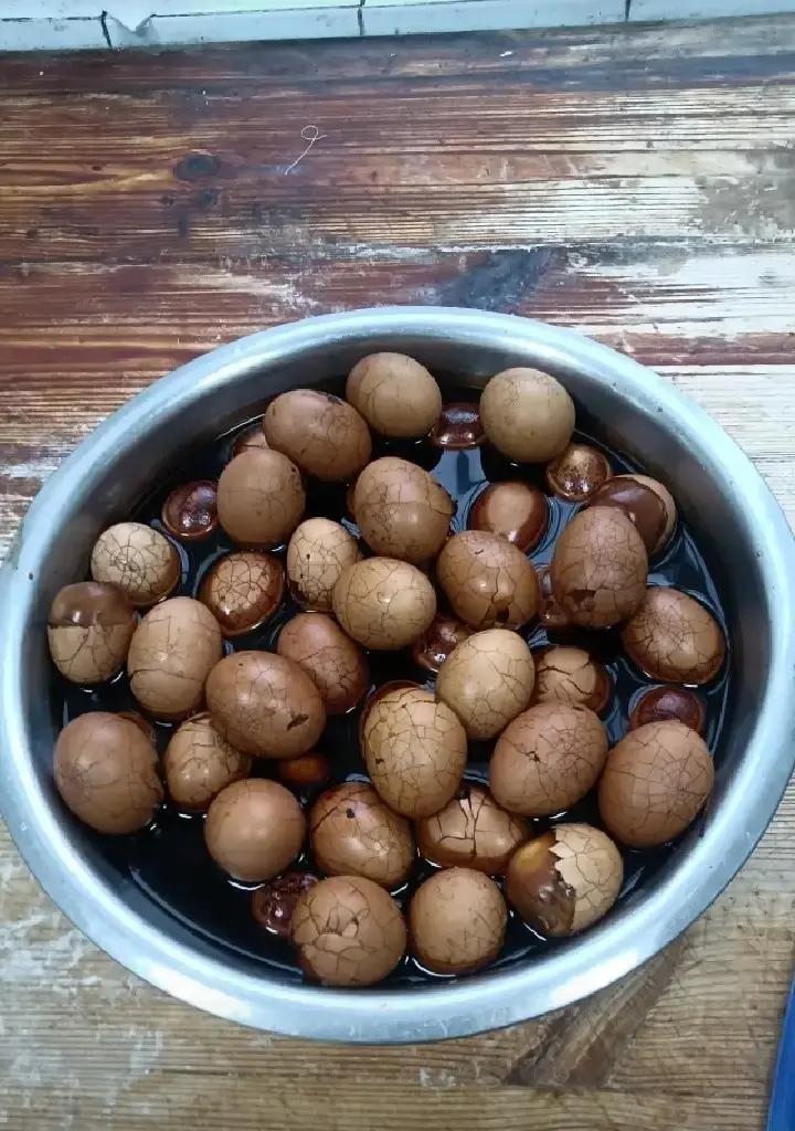 食堂老板一早贴出通知，说早餐成本要压到5元一人，现场立马炸锅。大家排队打饭，