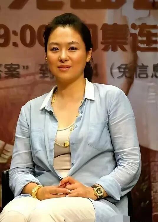 她发福成普通大妈的模样了，但长得倾国倾城，独具特色，气质不一般，既温柔又知性，五