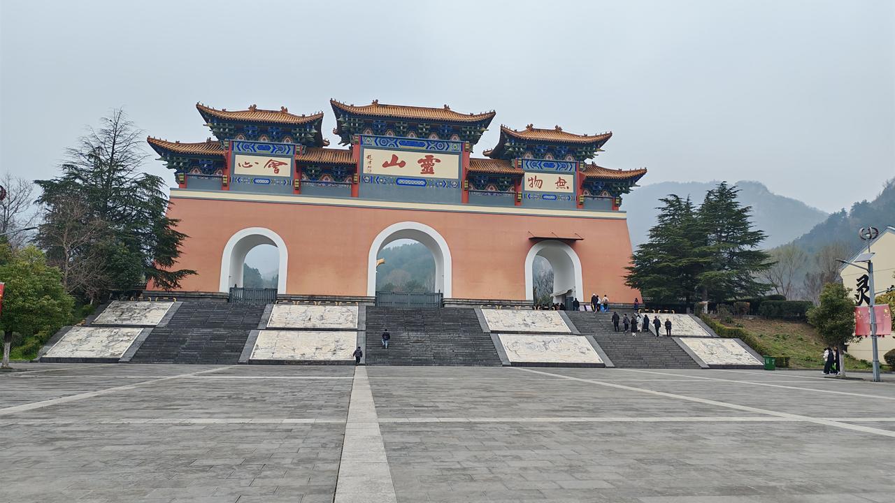 今天去灵山礼佛，随手拍了好多照片，必须和大家分享。一到灵山，那宏伟的大门就震撼到